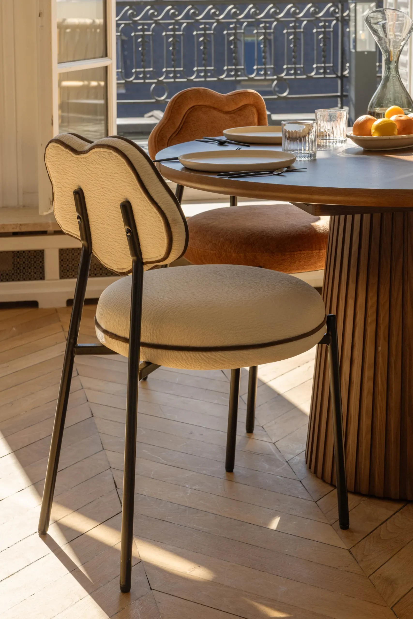 Chaise, Blanc écru texturé & métal noir Arty