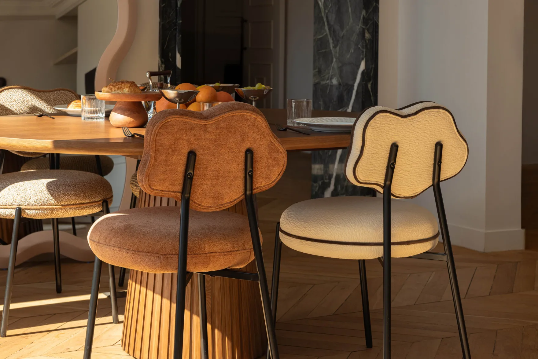 Chaise, Blanc écru texturé & métal noir Arty