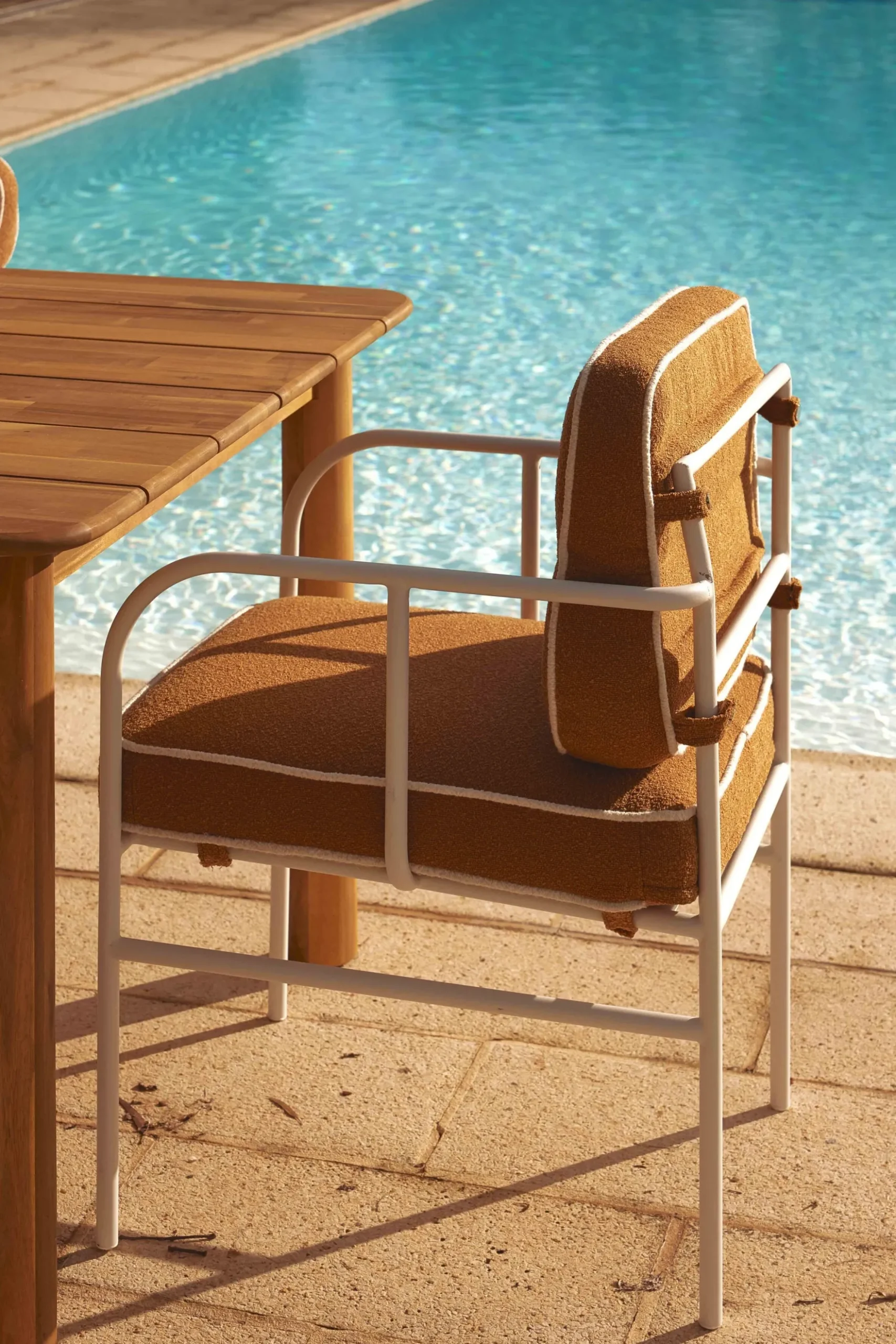 Chaise de jardin avec accoudoirs, Marron sienne & métal blanc Maddalena