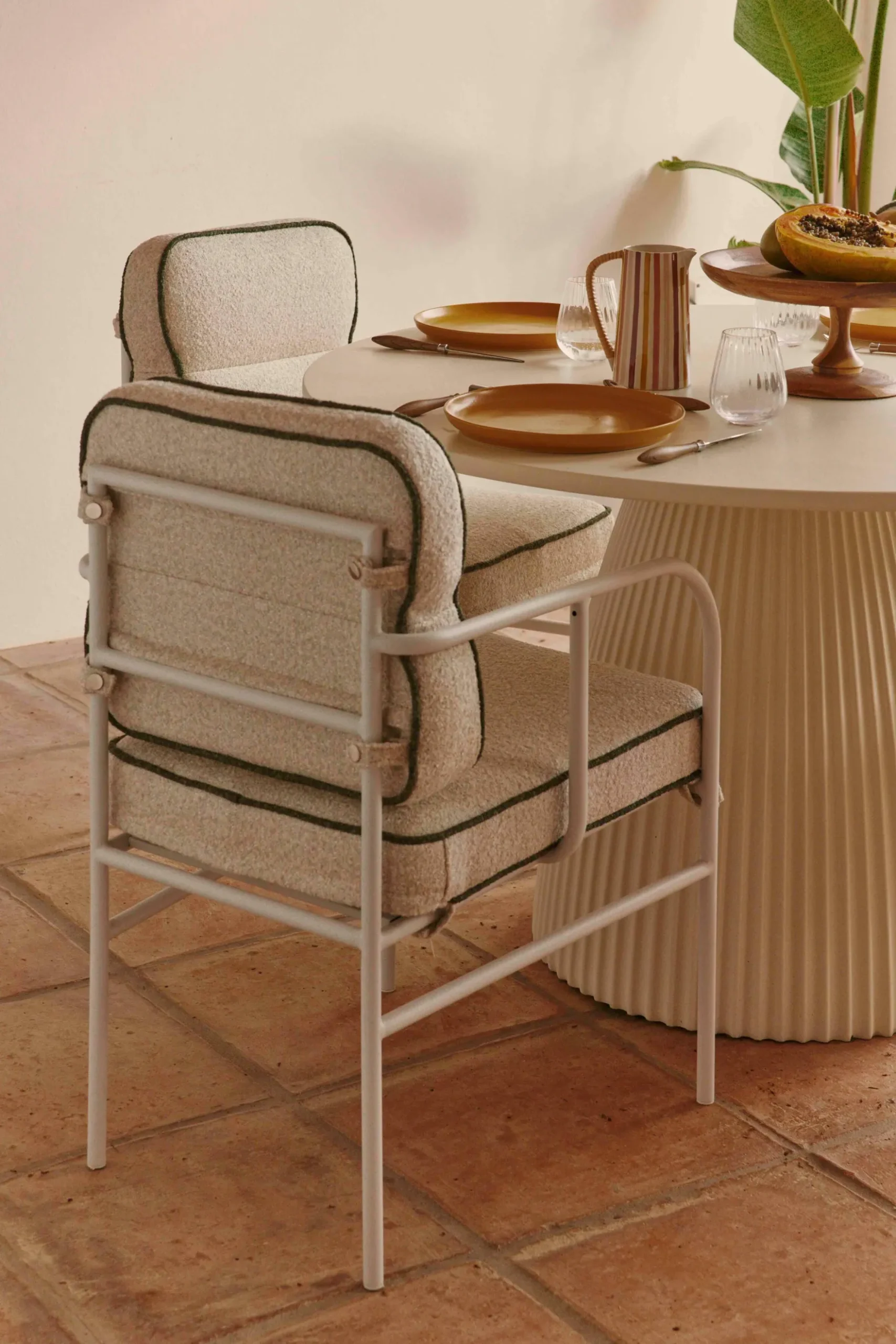 Chaise de jardin avec accoudoirs, Beige bouclé, vert sauge & métal blanc Maddalena