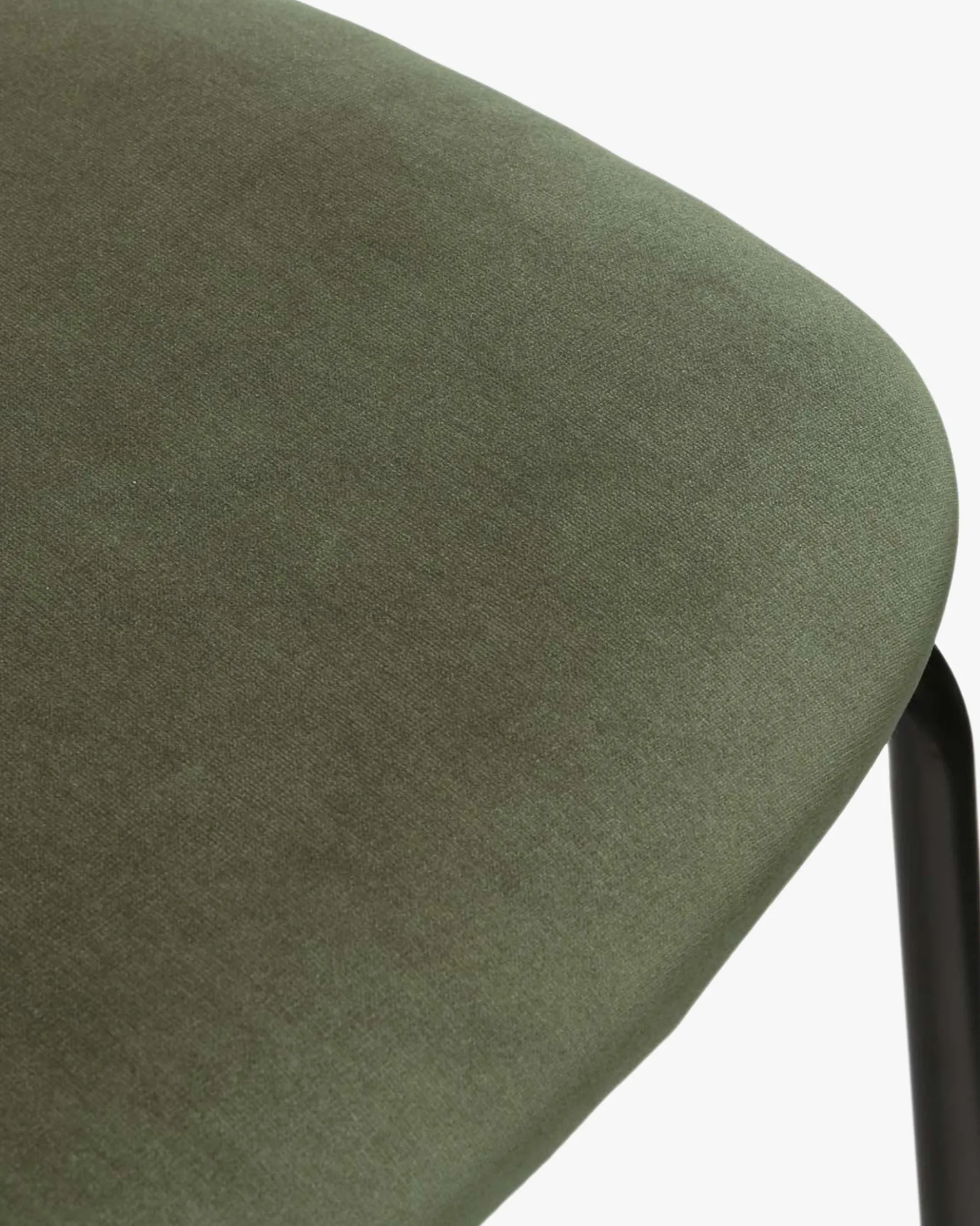 Chaise, Velours vert bouteille, bois noyer & métal noir Eero