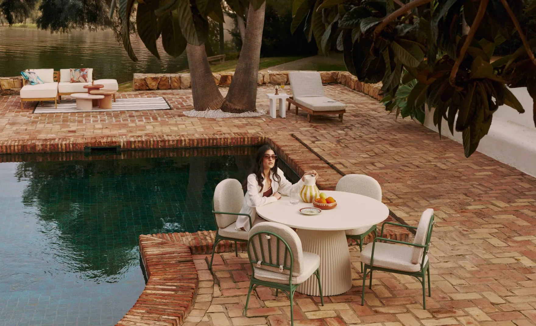 Ensemble de jardin, Table à Manger de Jardin Ronde + 4 Chaises, Blanc, Beige Bouclé & Métal vert Athena, Bonifacio