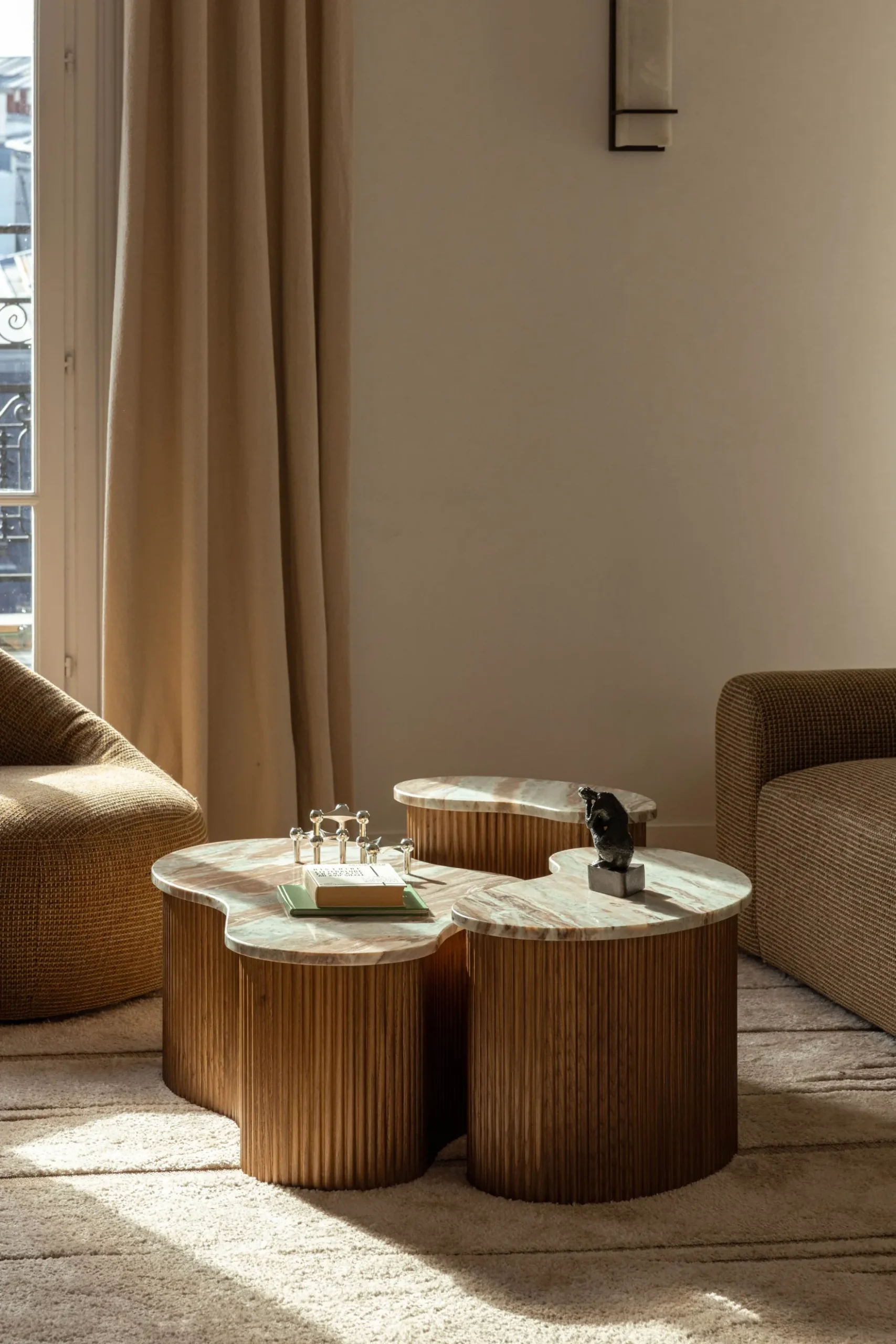 Ensemble de 2 tables gigognes, Marbre Kanta rouge & noyer Isleta