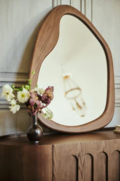 Miroir organique, Bois de Paulownia teinte noyer, H89,5 Nubia