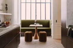 Table à manger bistrot, pour 4 personnes, Travertin waterproof & bois blond, Ø70 Elba