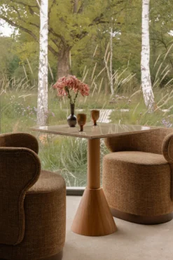 Table à manger bistrot, pour 4 personnes, Travertin waterproof & bois blond, Ø70 Elba