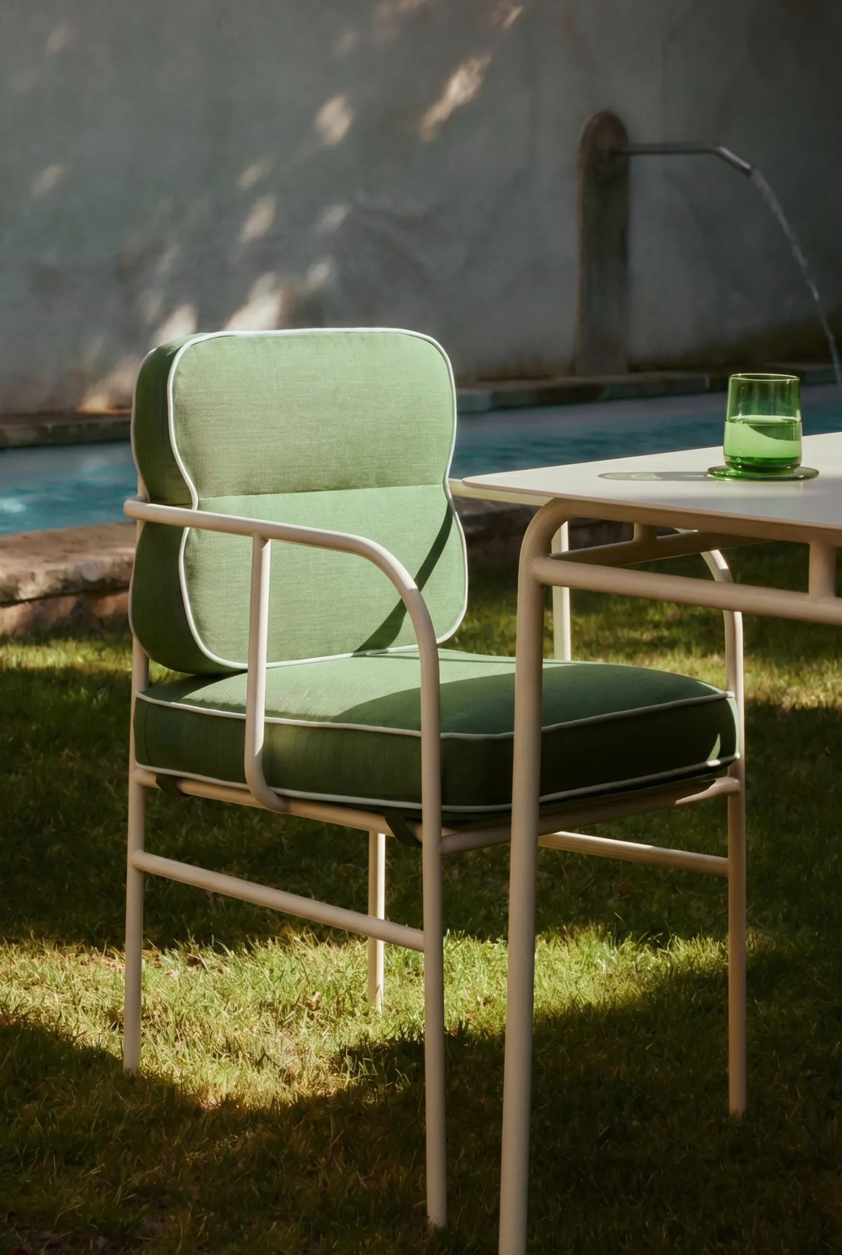 Table à manger de jardin, pour 4 personnes, Métal beige amande, 90x90 Maddalena
