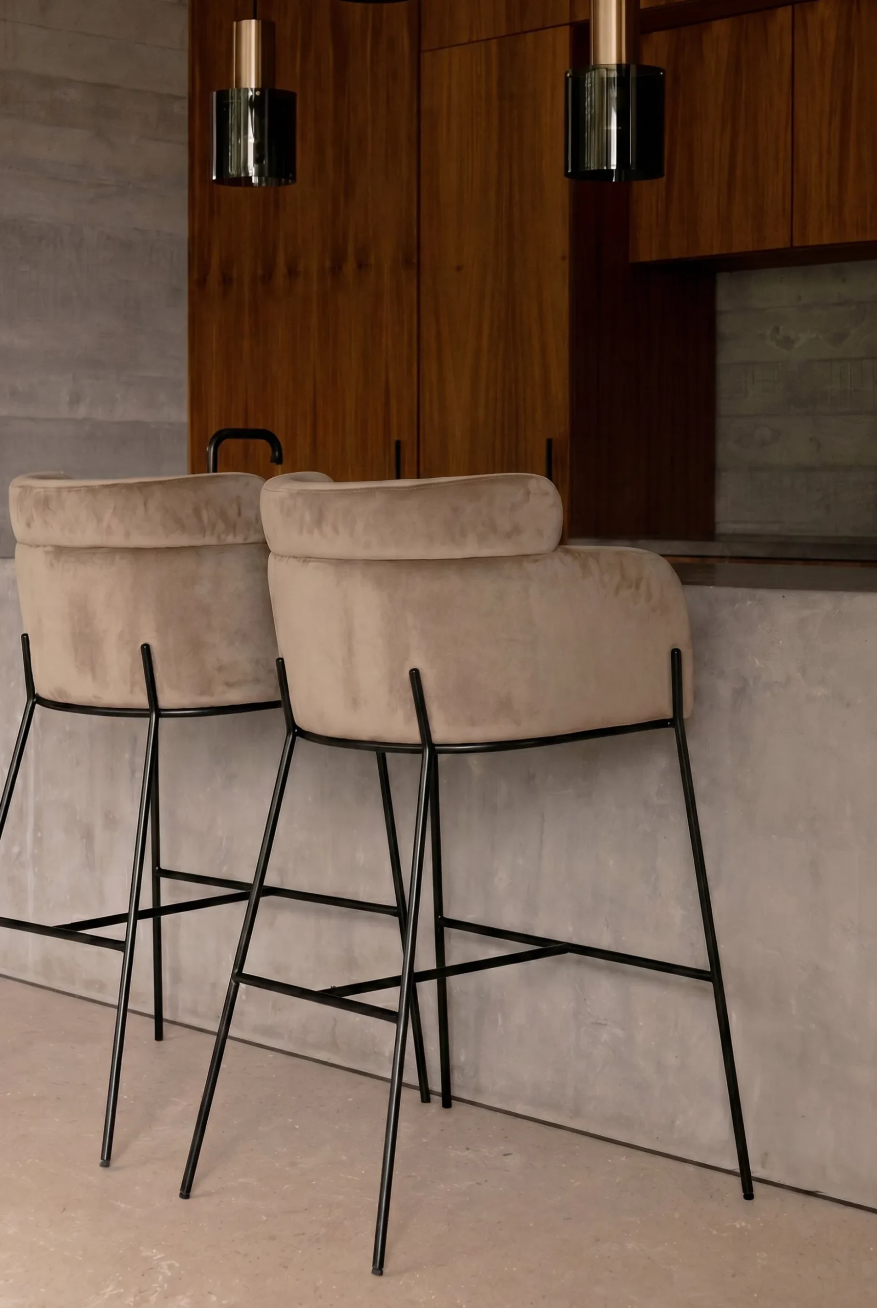 Tabouret de bar, Velours taupe & métal noir, H80 Baron
