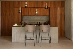 Tabouret de bar, Velours taupe & métal noir, H80 Baron