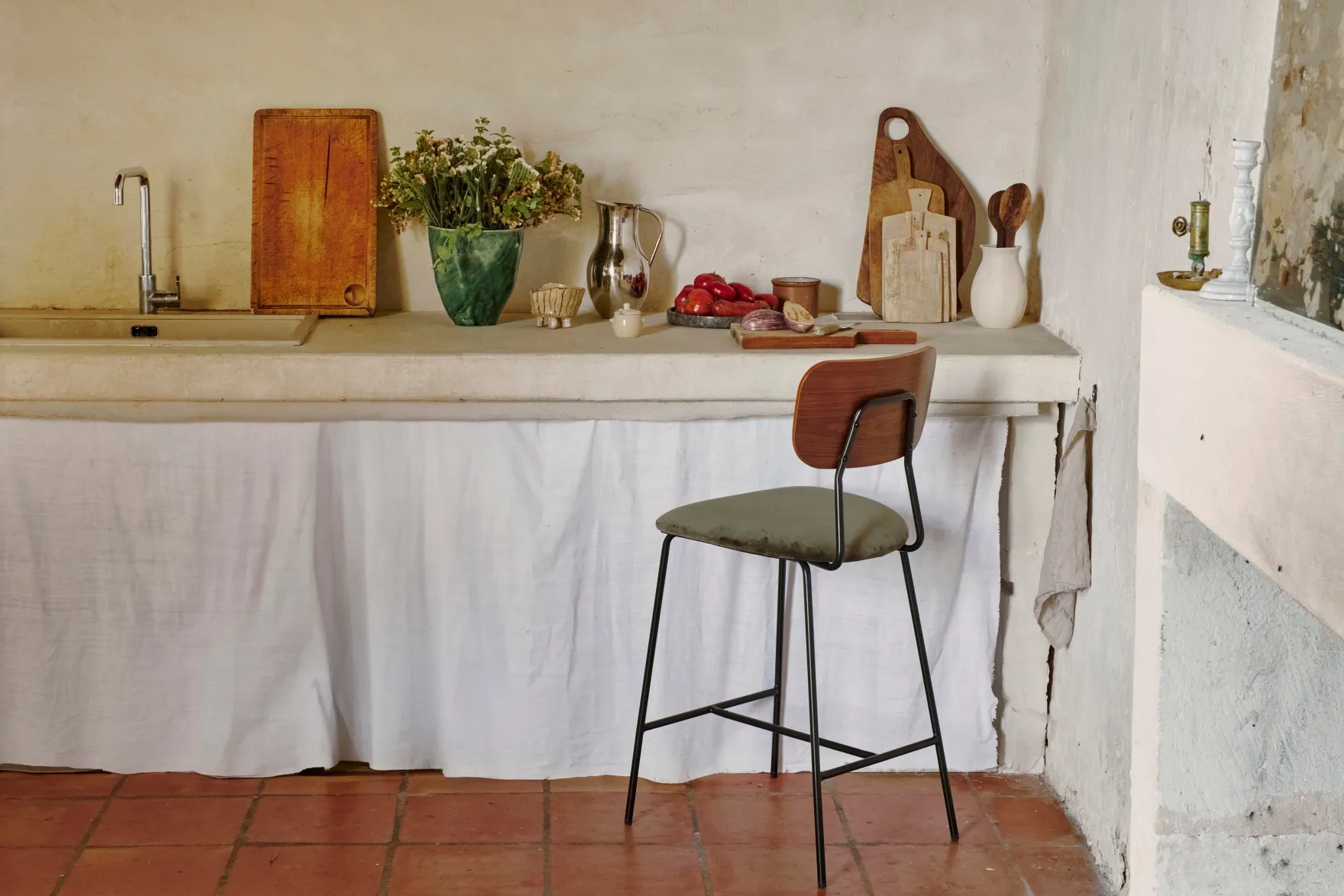 Tabouret de bar, Velours vert bouteille, bois noyer & métal noir, H68 Eero