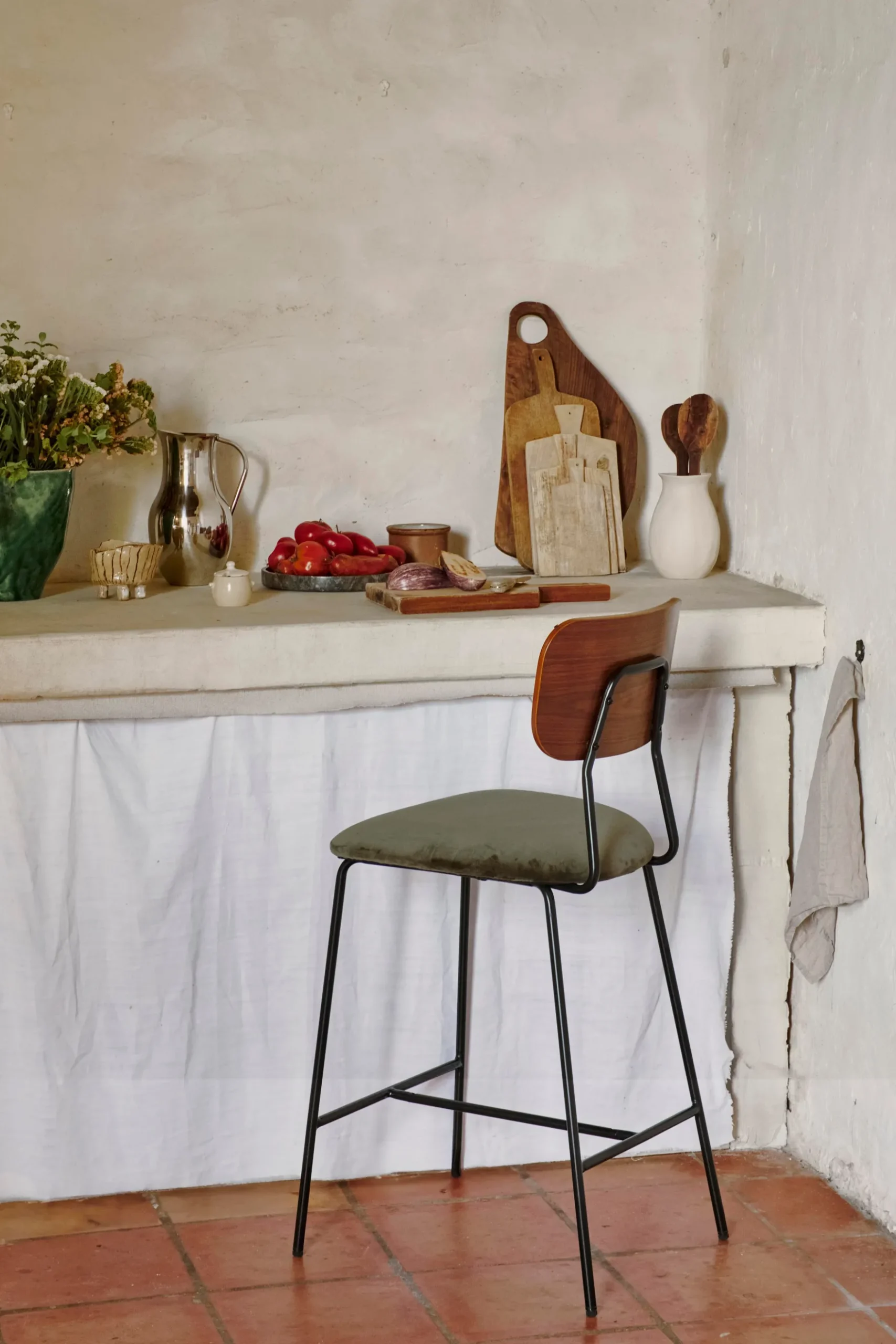 Tabouret de bar, Velours vert bouteille, bois noyer & métal noir, H68 Eero